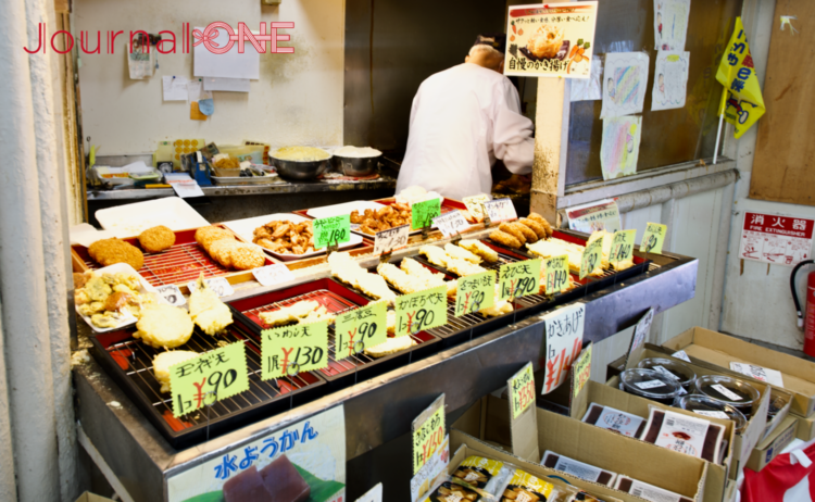 竹見台マーケットの惣菜店。店頭には天ぷらや揚げ物が並び、店内では調理が続けられている。