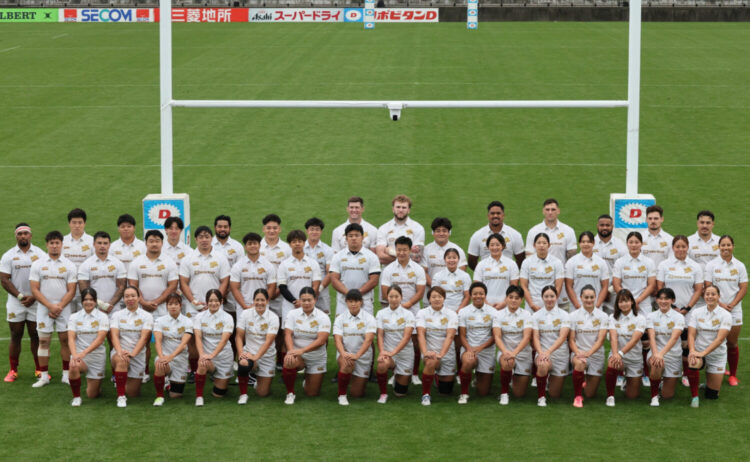 試合前日、男女代表で記念撮影を行った