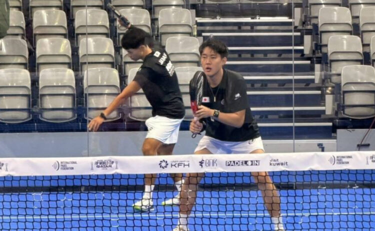 チュニジア戦で戦うパデル男子日本代表-日本パデル協会提供