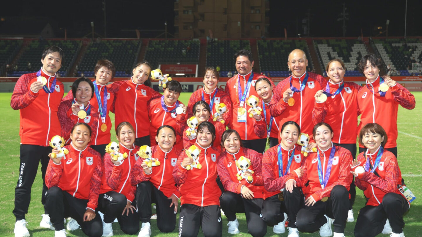 サクラセブンズ コーチ陣も含めて記念撮影（C）JRFU