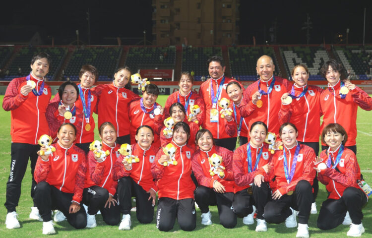 サクラセブンズ コーチ陣も含めて記念撮影（C）JRFU