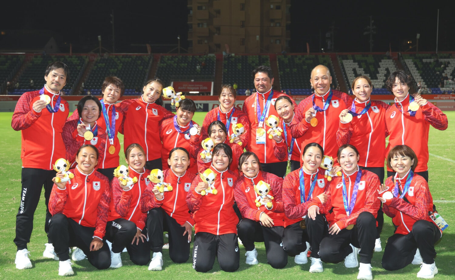 サクラセブンズ コーチ陣も含めて記念撮影（C）JRFU