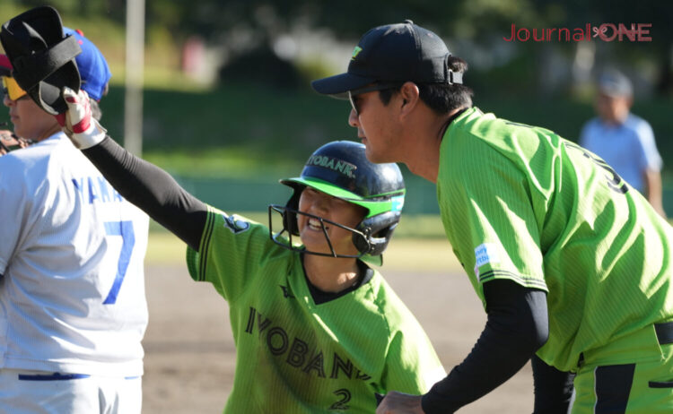 スクイズを決めて喜ぶ芦田と木谷コーチ-Journal-ONE撮影