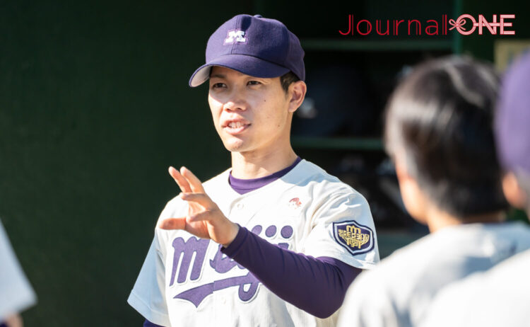 女子早明戦 円陣で指示を出す藤﨑監督-