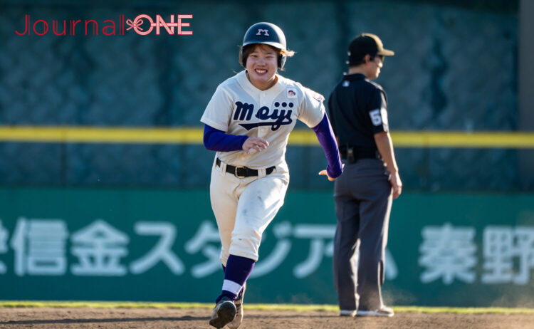 女子早明戦 安打を放ち塁上を駆けるる津久井-Journal-ONE撮影