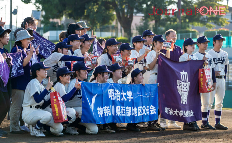 父母会の皆さんと記念撮影する選手たち-Journal-ONE撮影