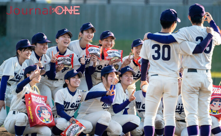 女子早明戦 試合後に笑顔の選手たち-Journal-ONE撮影