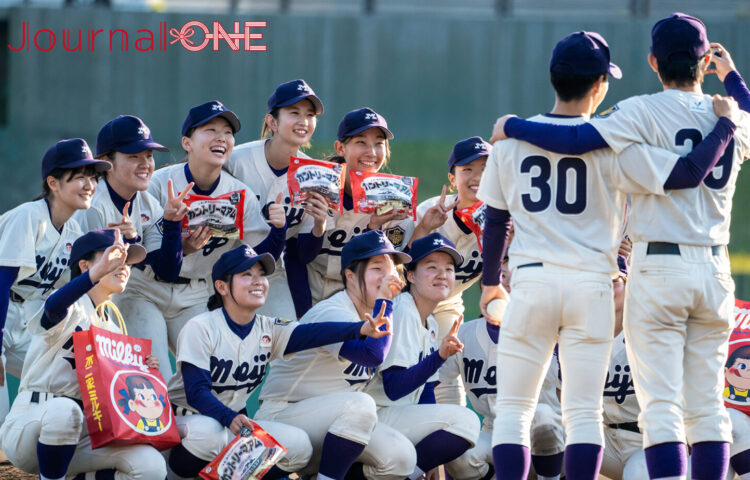 女子早明戦 試合後に笑顔の選手たち-Journal-ONE撮影