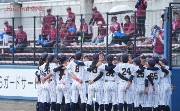 神戸弘陵学園 試合前に応援団の前で見せる円陣-Journal-ONE撮影