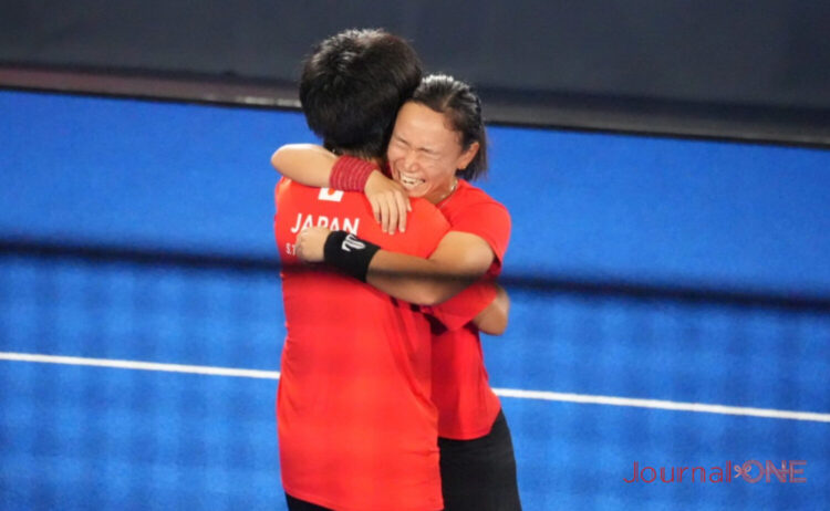 パデル女子決勝 優勝を決め涙で抱き合う塚本・徳本ペア‐Journal-ONE撮影