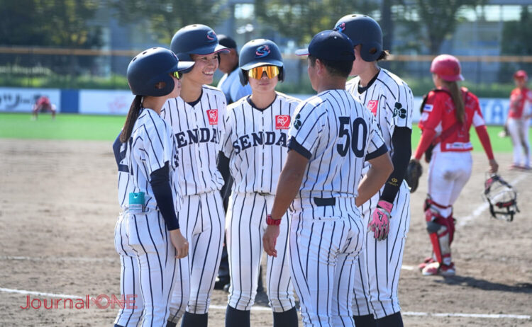 仙台大学 好機に入澤監督の指示を受ける選手たち-Journal-ONE撮影
