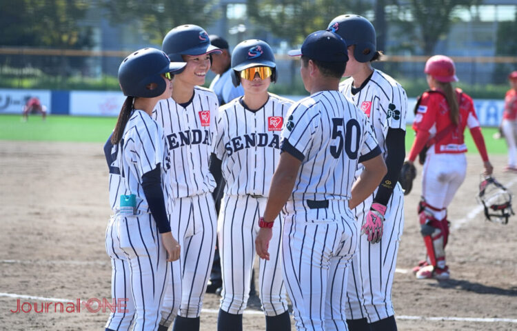 仙台大学 好機に入澤監督の指示を受ける選手たち-Journal-ONE撮影