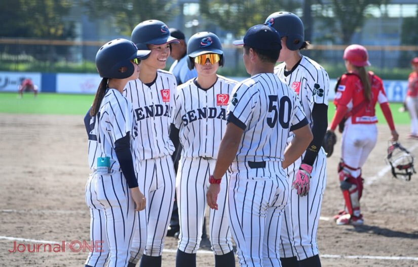 仙台大学 好機に入澤監督の指示を受ける選手たち-Journal-ONE撮影