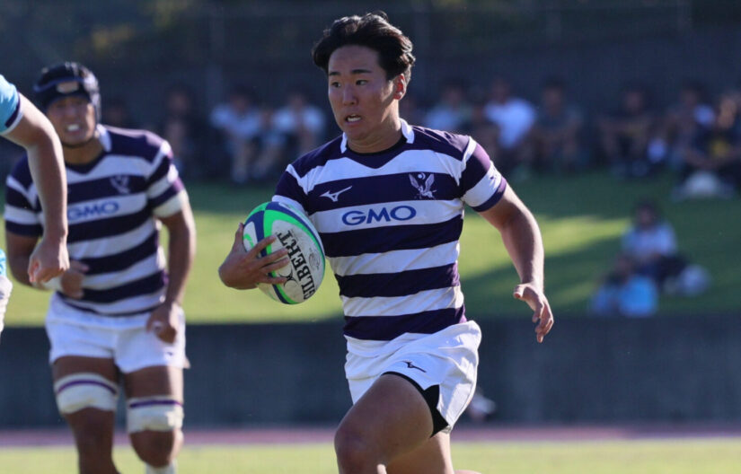 大学ラグビー 判断力に長けた明治大学SH岡元。1年生で攻撃をリード