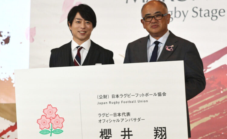 オフィシャルアンバサダーに就いた櫻井さん。右は山神専務理事