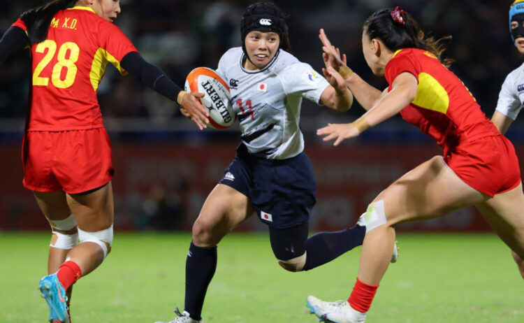 決勝でゲインする須田主将（C）JRFU