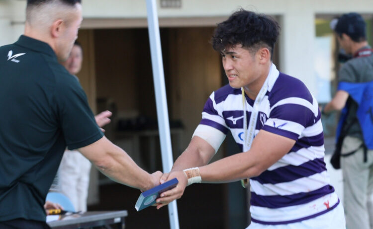 試合後、高野監督と握手するSO伊藤龍之介‐斉藤健仁撮影