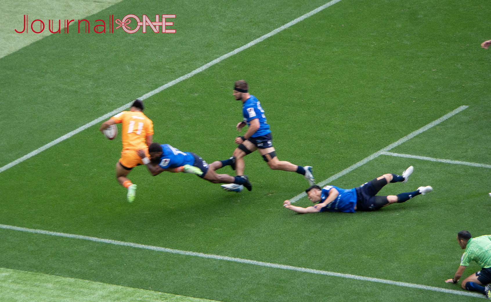 Japan Rugby League One final match, Marika Koroibete (Australia national rugby union team) tackled Haruto Kida (Japan rugby union team); Photo by Journal-ONE